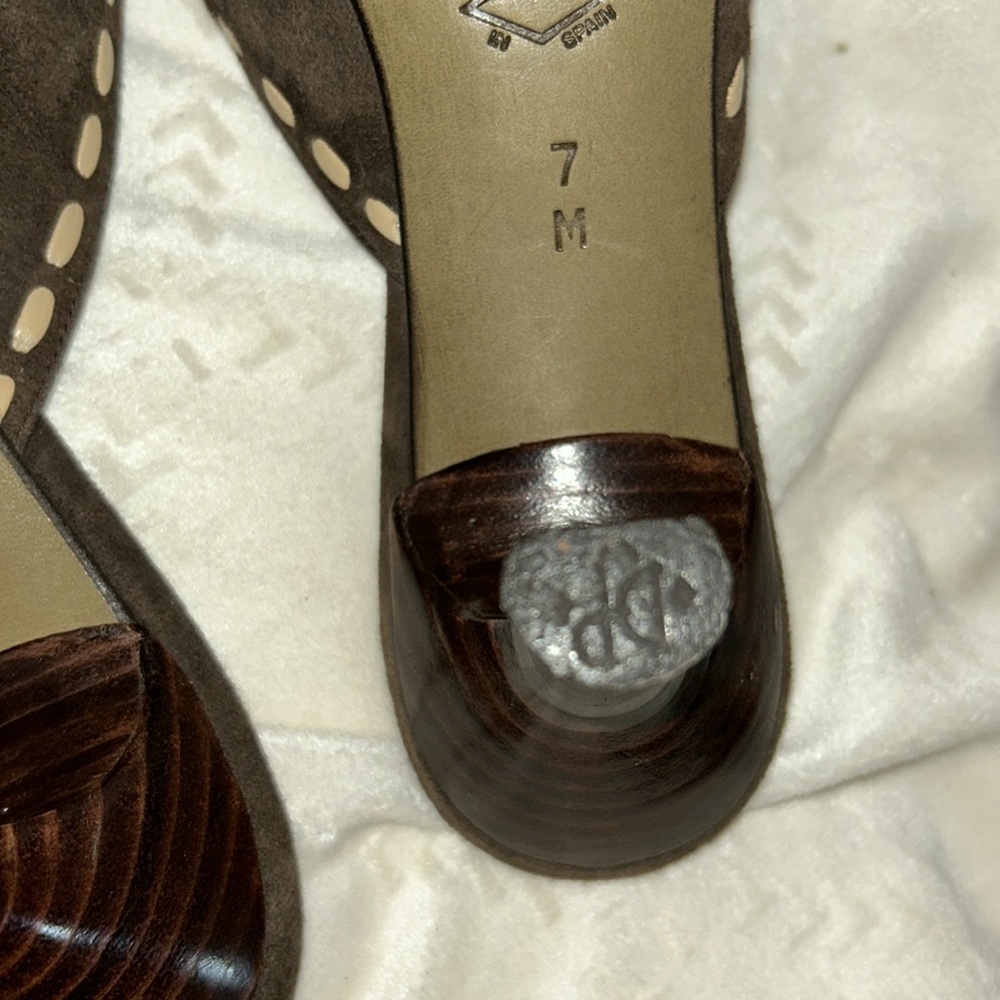 Donald J Pliner “ Latte” slip on heels. Absolutely stunning. Size 7 - Picture 6 of 9